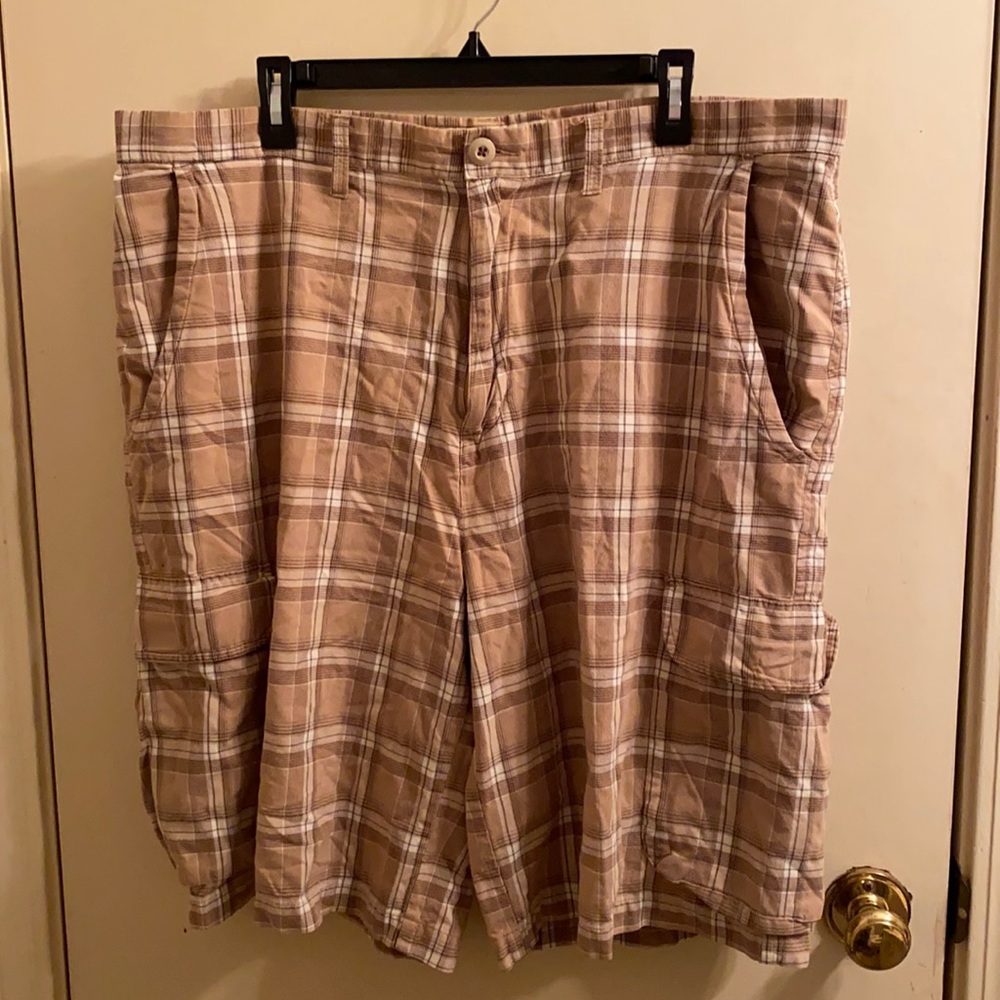 Cabela’s size 40 multi browns in color